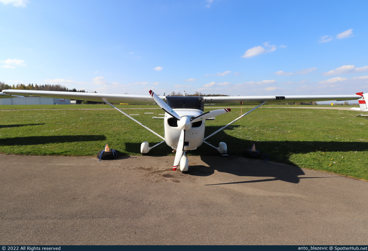 Photo of D-EZTE - Cessna 172S Skyhawk SP operated by Air Munich Aviation - Flugschule Jesenwang