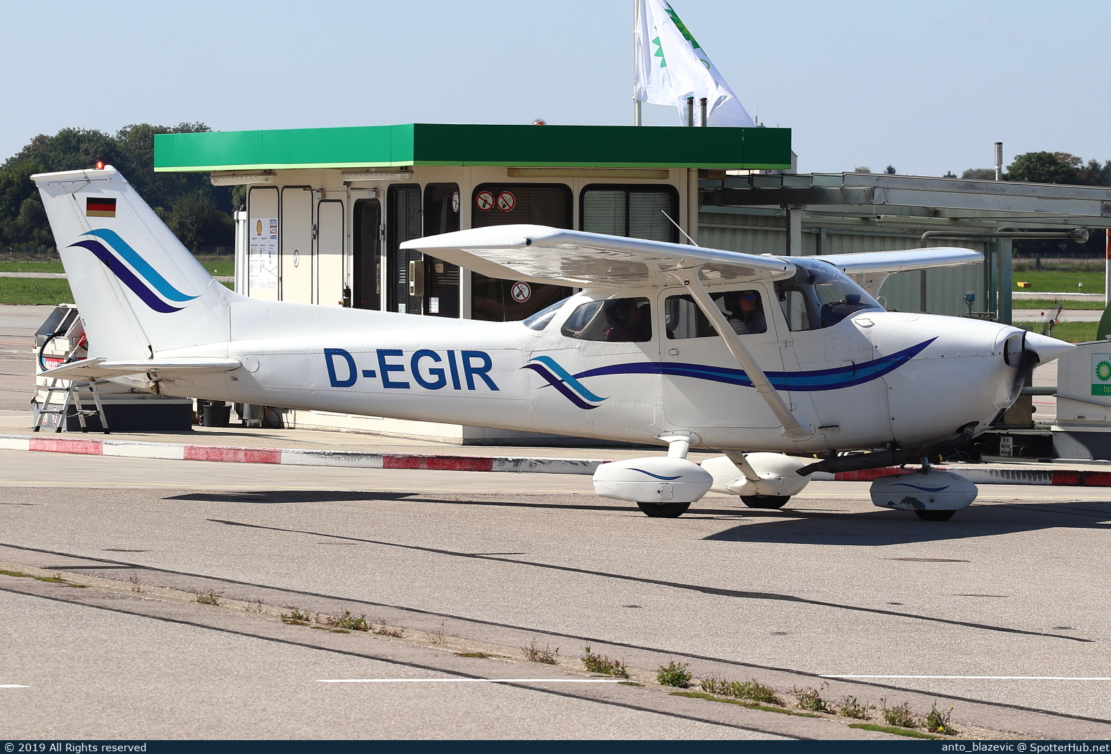 Photo of D-EGIR - Reims-Cessna F172M Skyhawk operated by Fliegerverein München