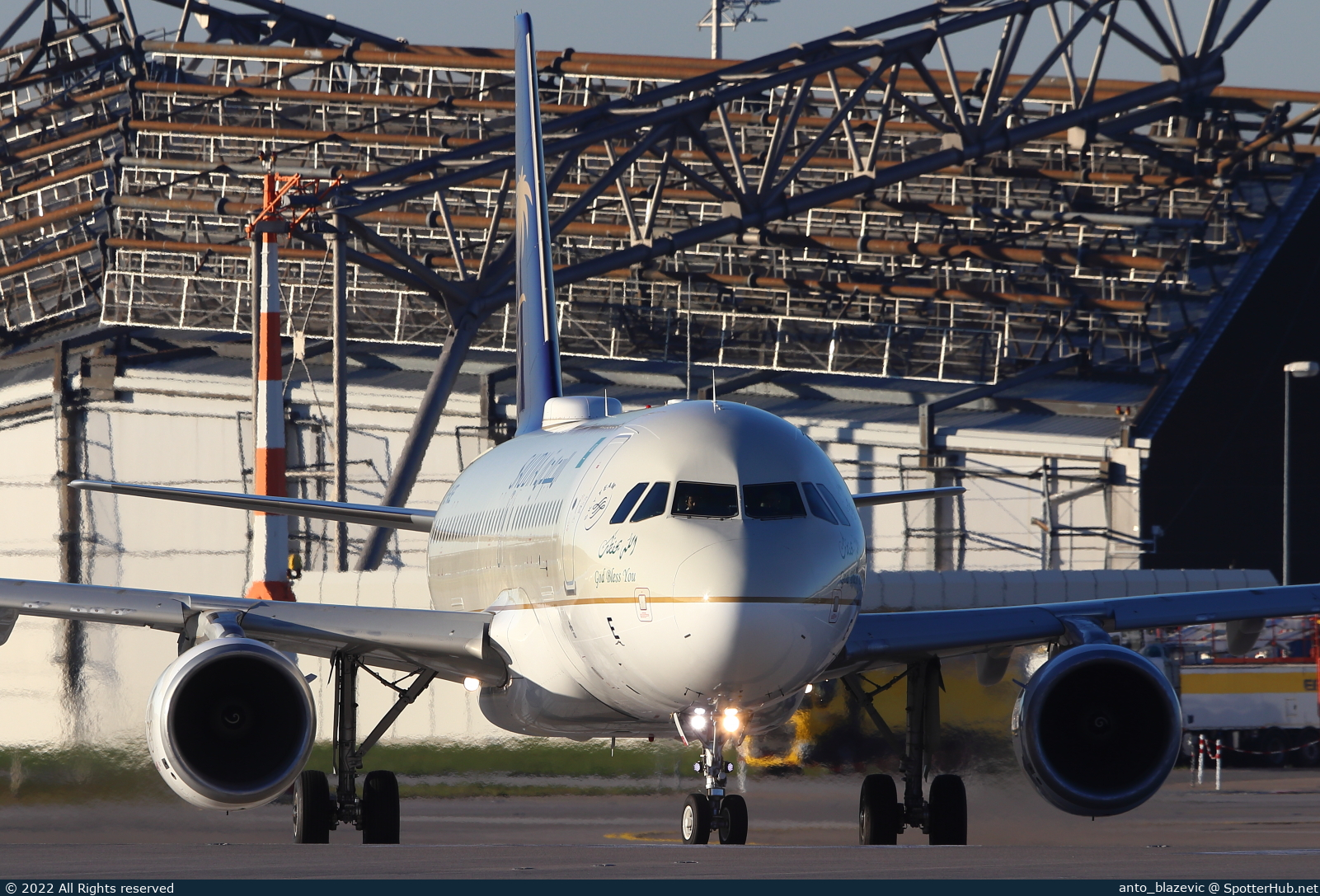 Photo of HZ-ASE - Airbus A320-214 operated by Saudi Arabian Airlines