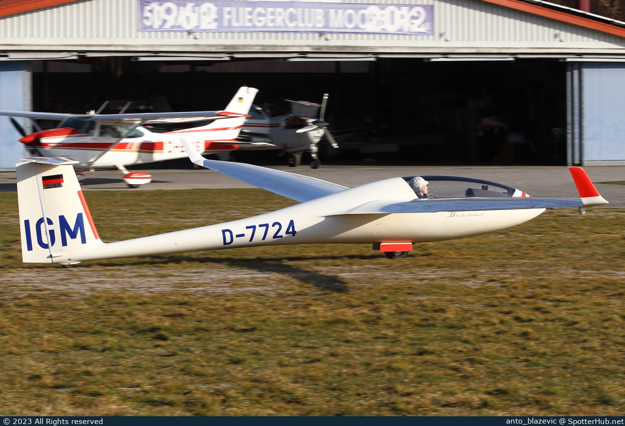 Photo of D-7724 - Schempp-Hirth Discus CS operated by Private