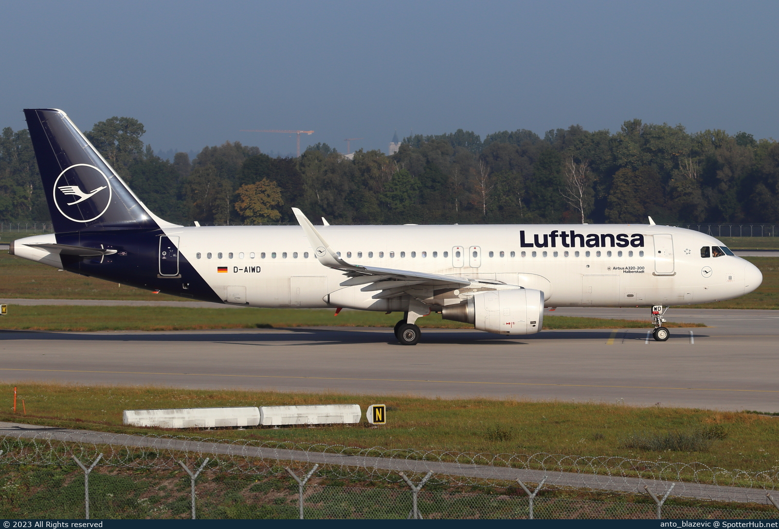 Photo of D-AIWD - Airbus A320-214 operated by Lufthansa