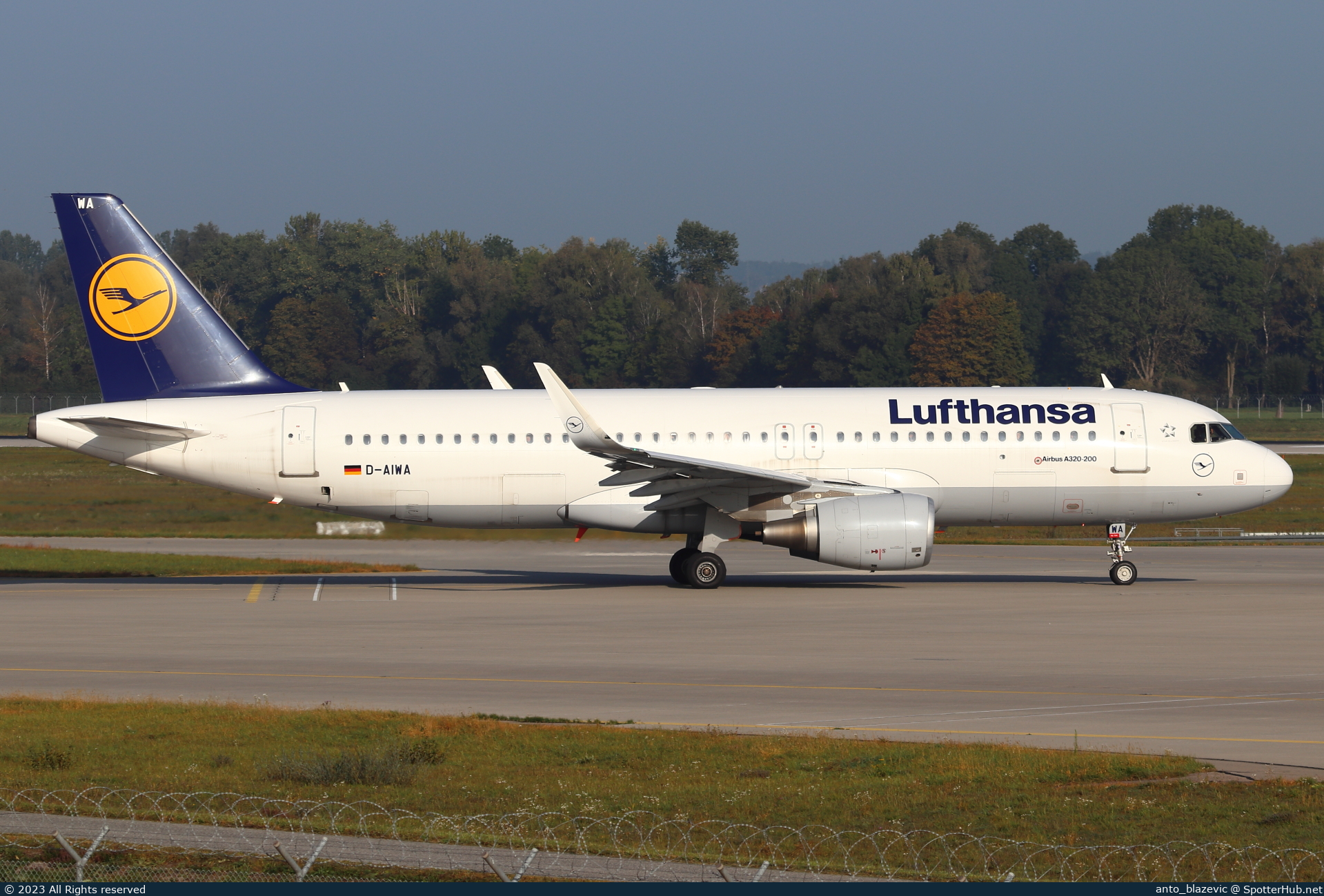 Photo of D-AIWA - Airbus A320-214 operated by Lufthansa