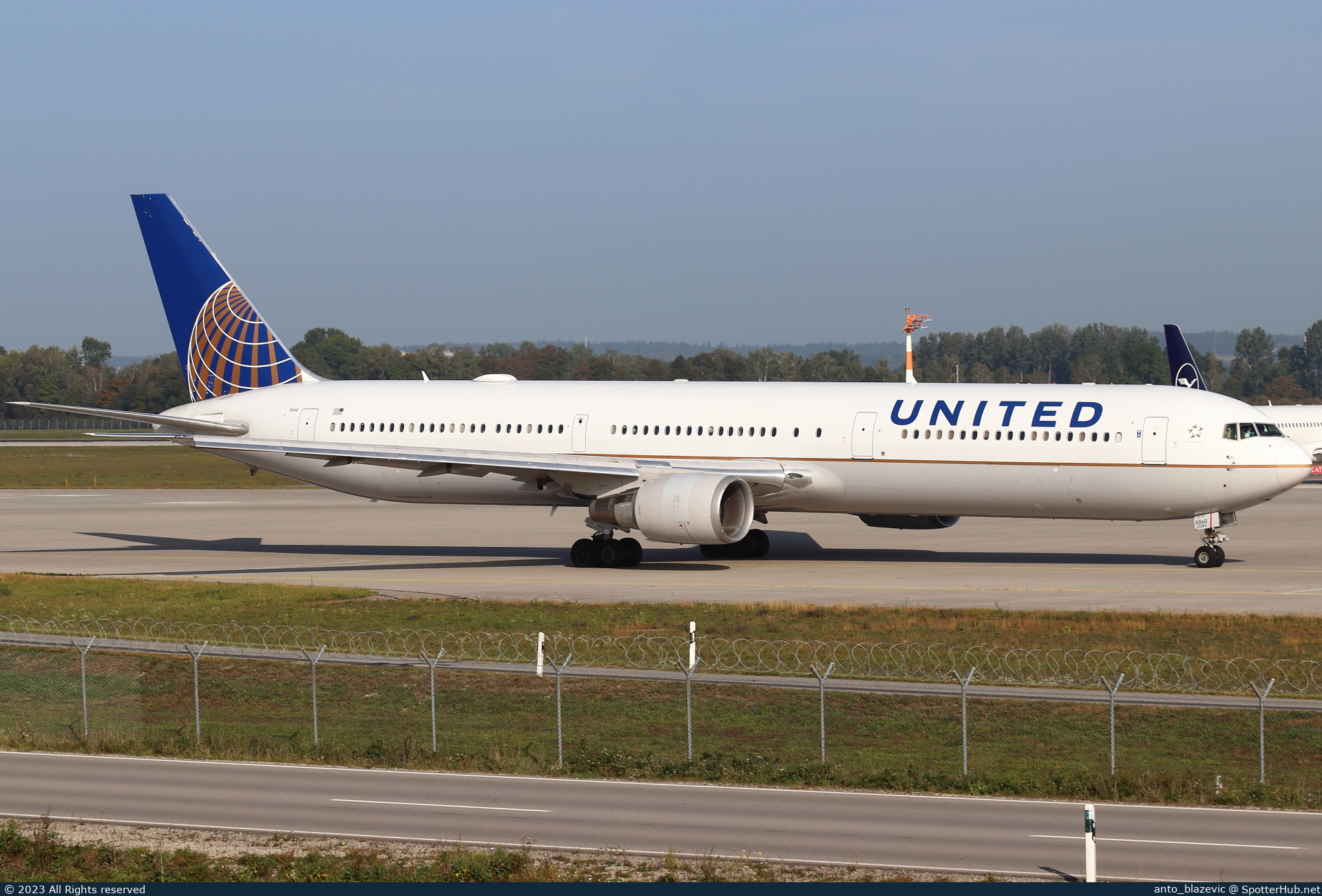 Photo of N78060 - Boeing 767-424(ER) operated by United Airlines
