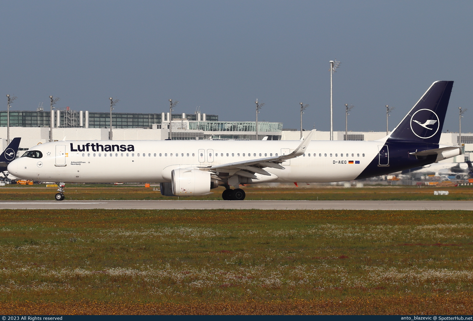 Photo of D-AIEG - Airbus A321-271NX operated by Lufthansa