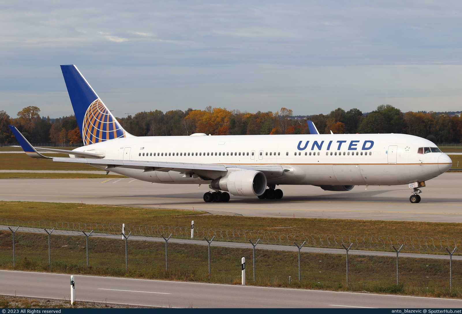 Photo of N655UA - Boeing 767-322(ER) operated by United Airlines