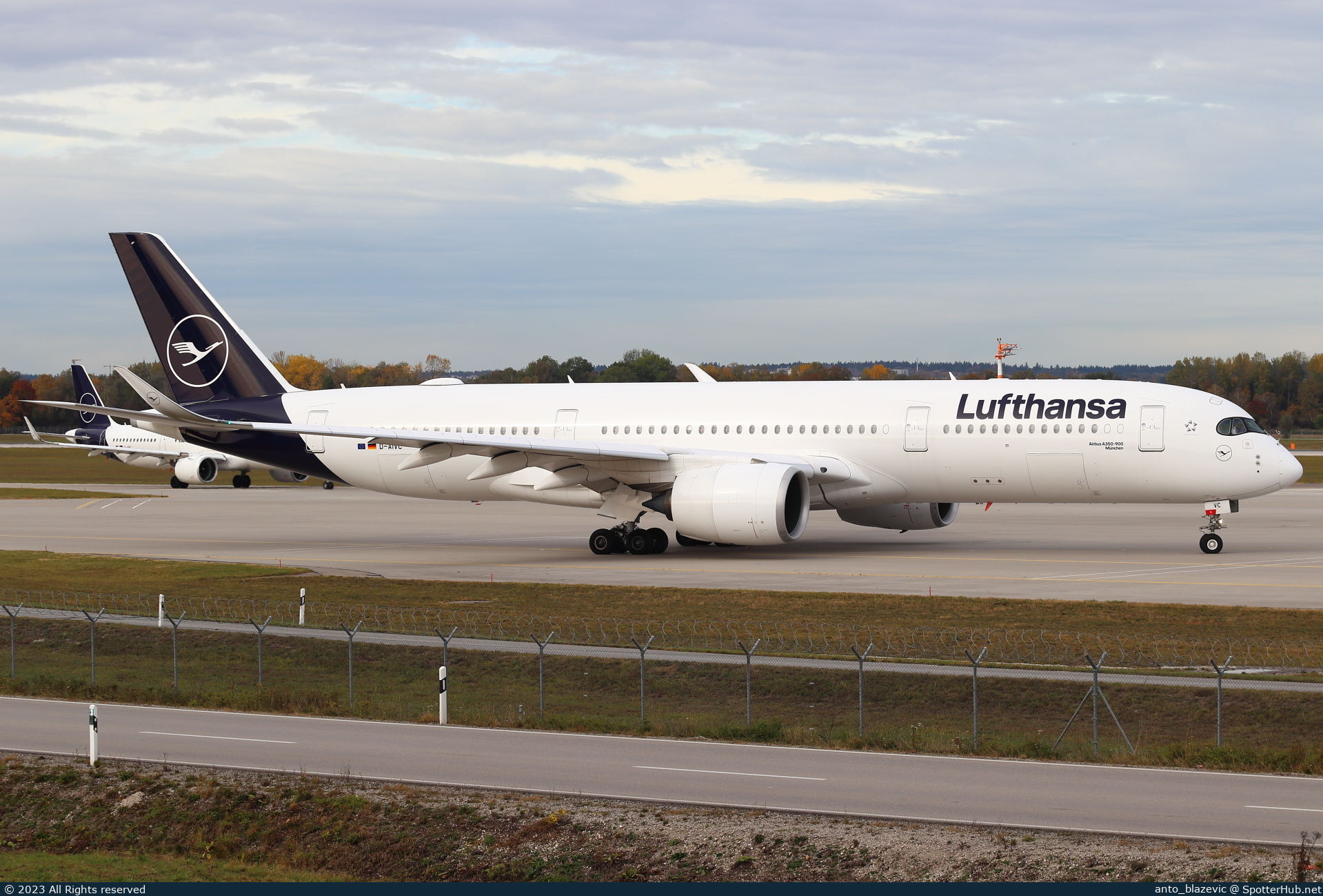 Photo of D-AIVC - Airbus A350-941 operated by Lufthansa