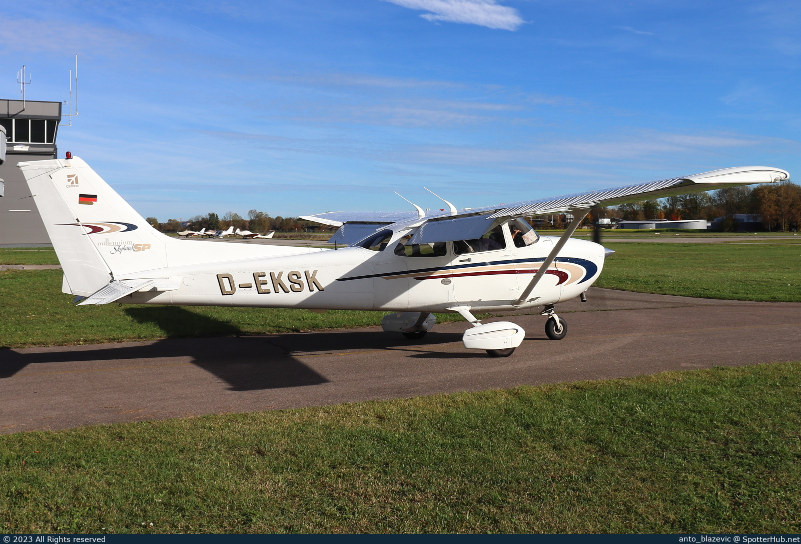 Photo of D-EKSK - Cessna 172S Skyhawk SP operated by Hanseatischer Fliegerclub München