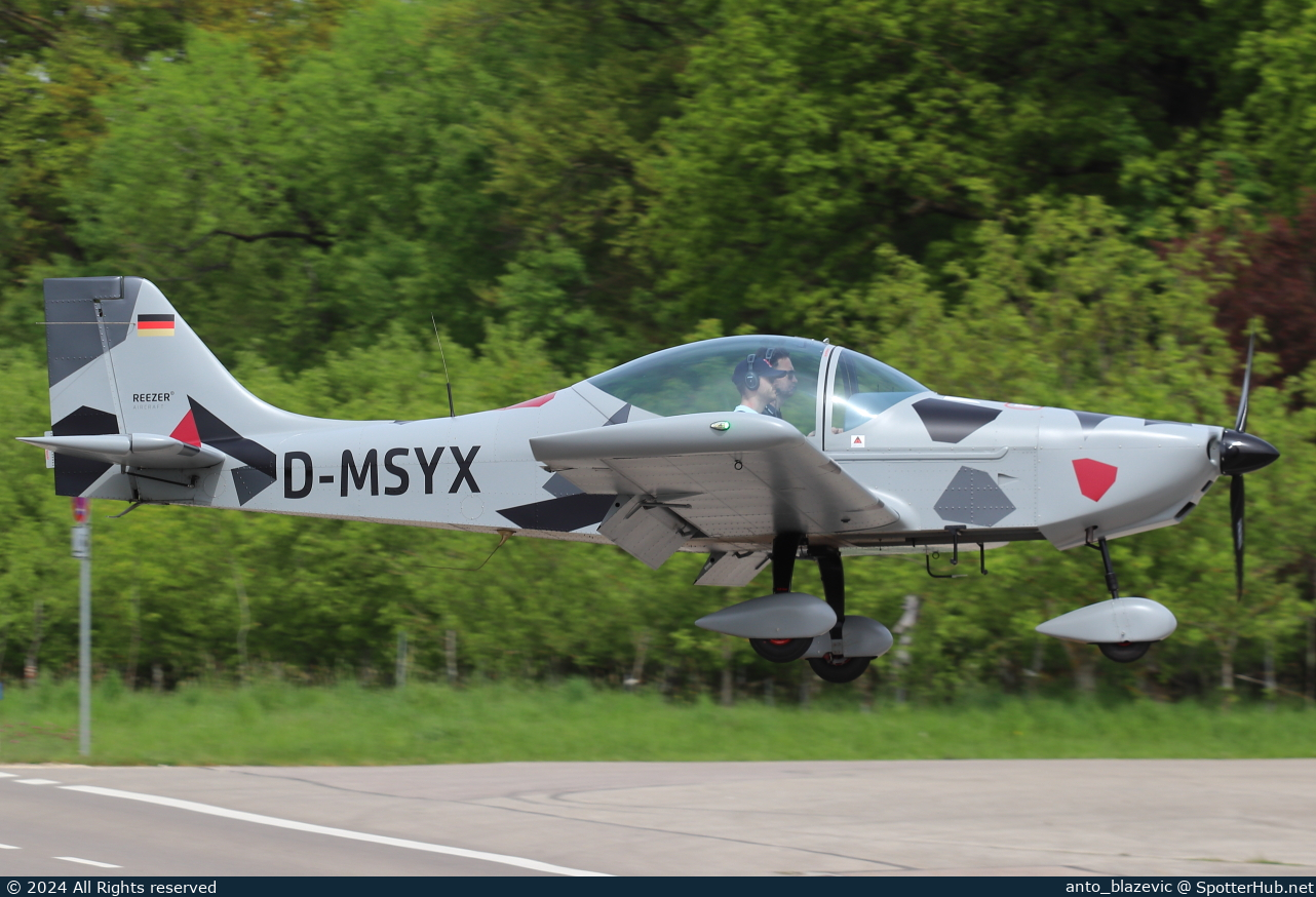 Photo of D-MSYX - Breezer B400 operated by Private