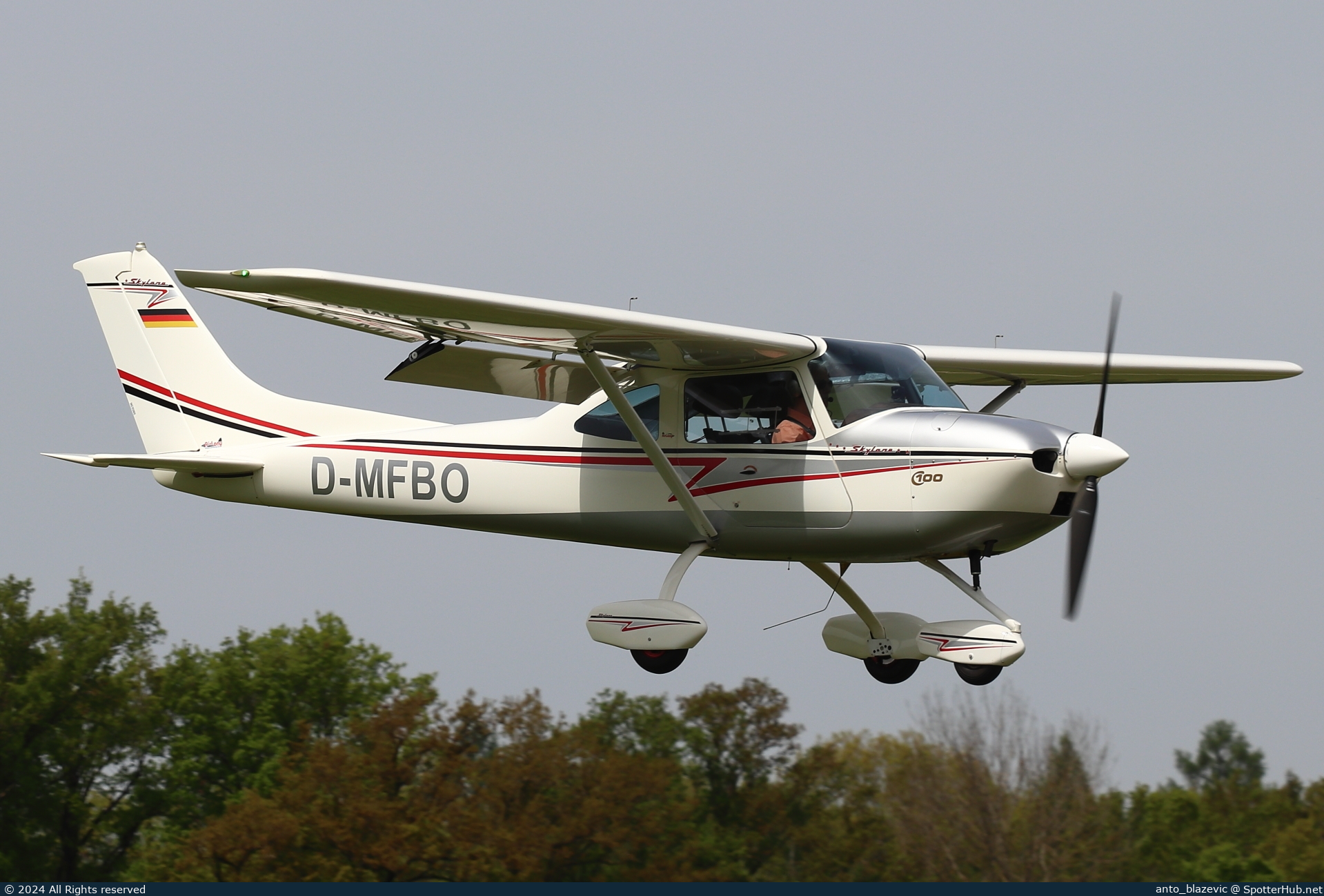 Photo of D-MFBO - AirLony Skylane operated by Private