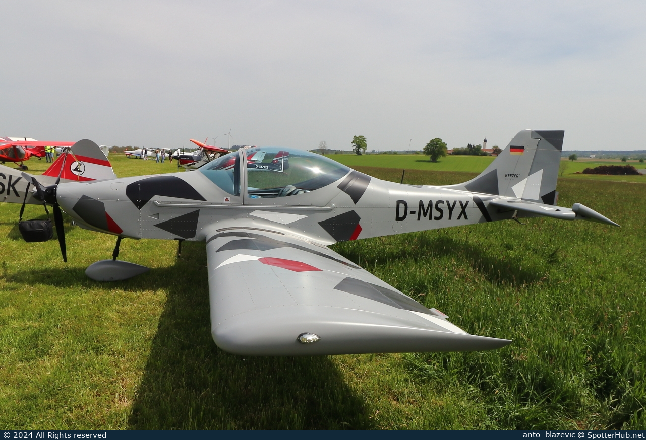 Photo of D-MSYX - Breezer B400 operated by Private