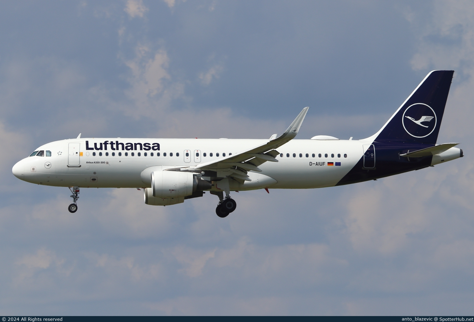 Photo of D-AIUF - Airbus A320-214 operated by Lufthansa