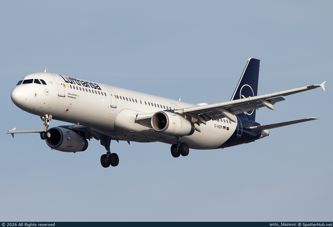 Photo of D-AIDM - Airbus A321-231 operated by Lufthansa