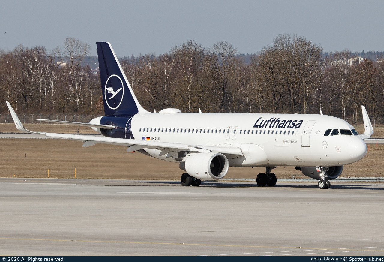 Photo of D-AIUM - Airbus A320-214 operated by Lufthansa