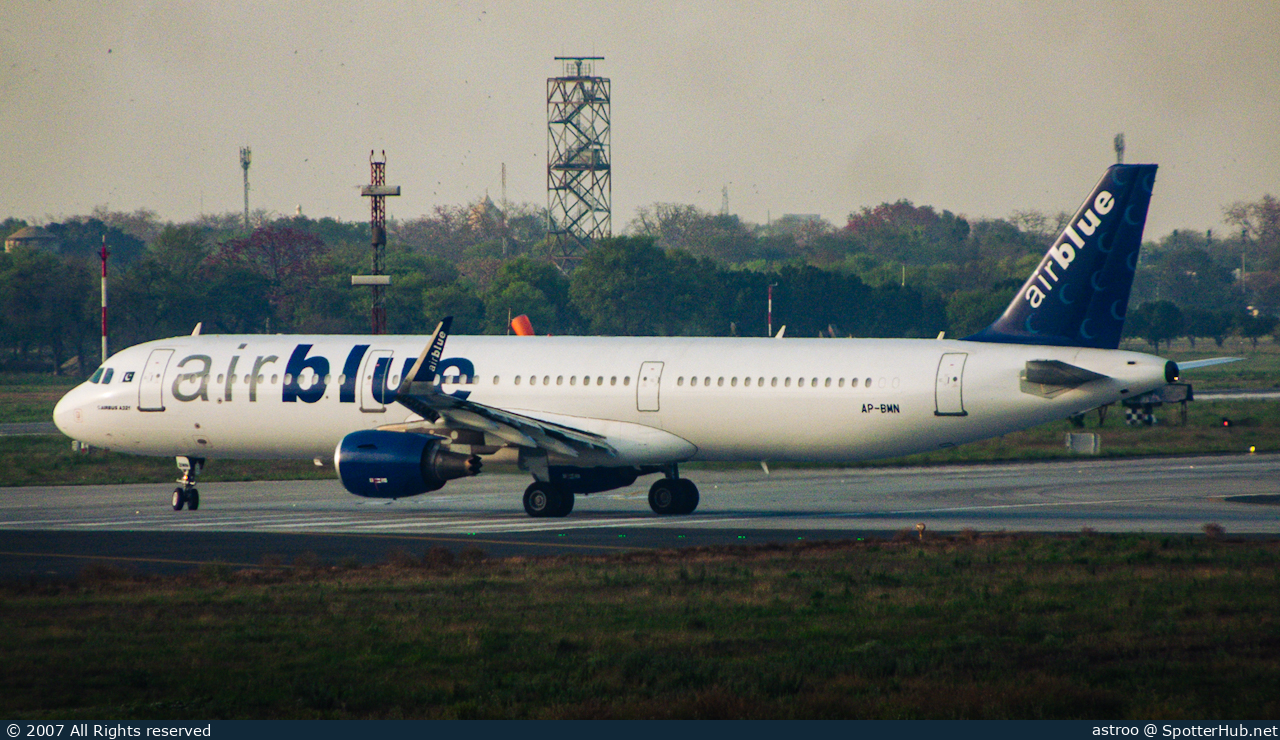 Photo of AP-BMN - Airbus A321-211 operated by Airblue