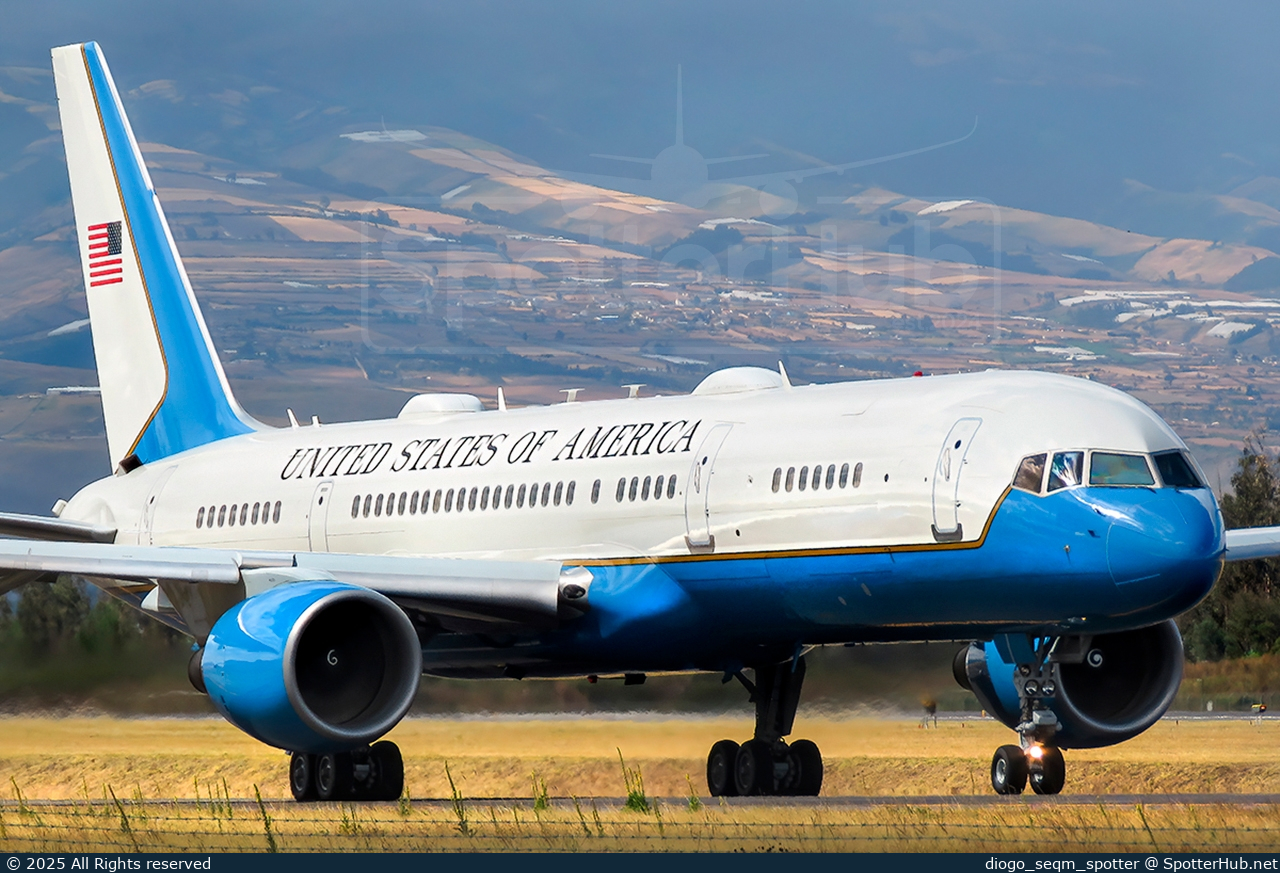 Photo of 99-0004 - Boeing C-32A operated by US Air Force