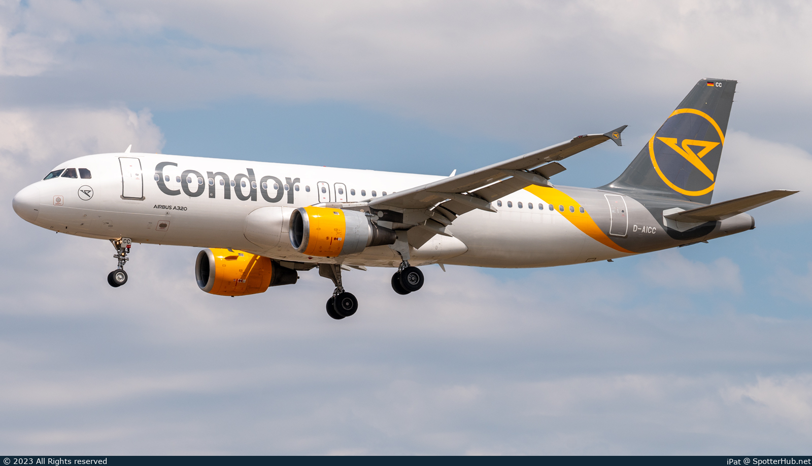 Photo of D-AICC - Airbus A320-212 operated by Condor