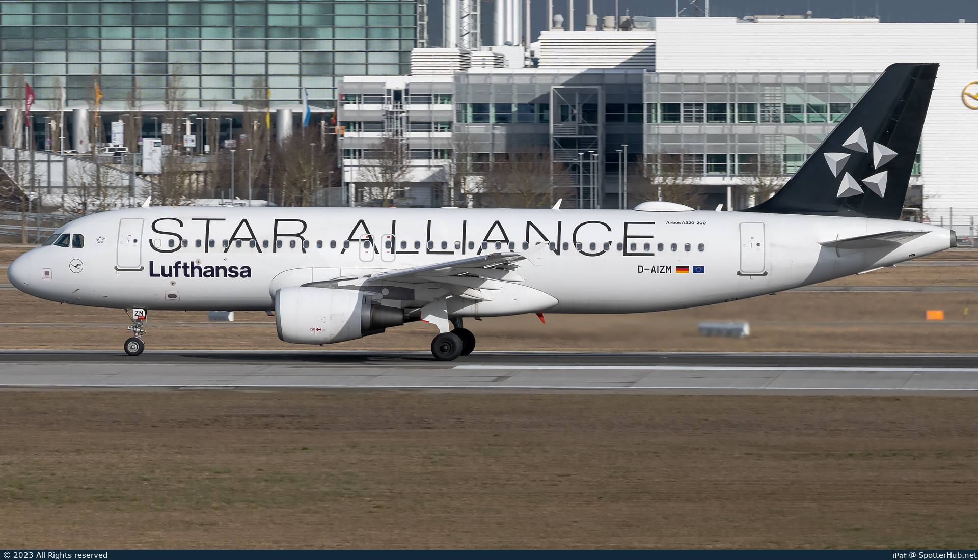 Photo of D-AIZM - Airbus A320-214 operated by Lufthansa