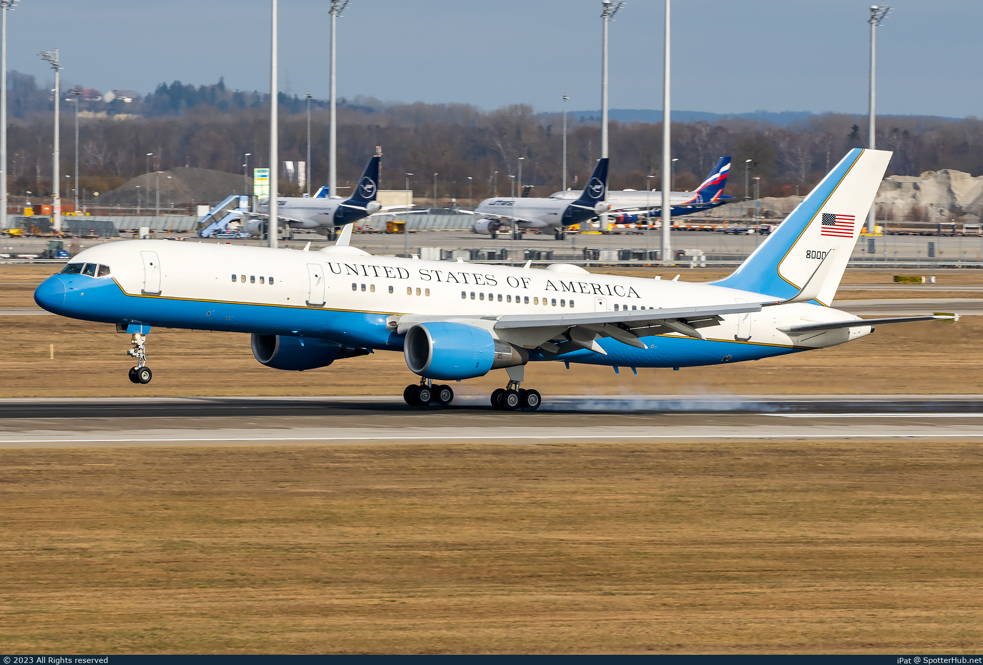 Photo of 98-0001 - Boeing C-32A operated by US Air Force