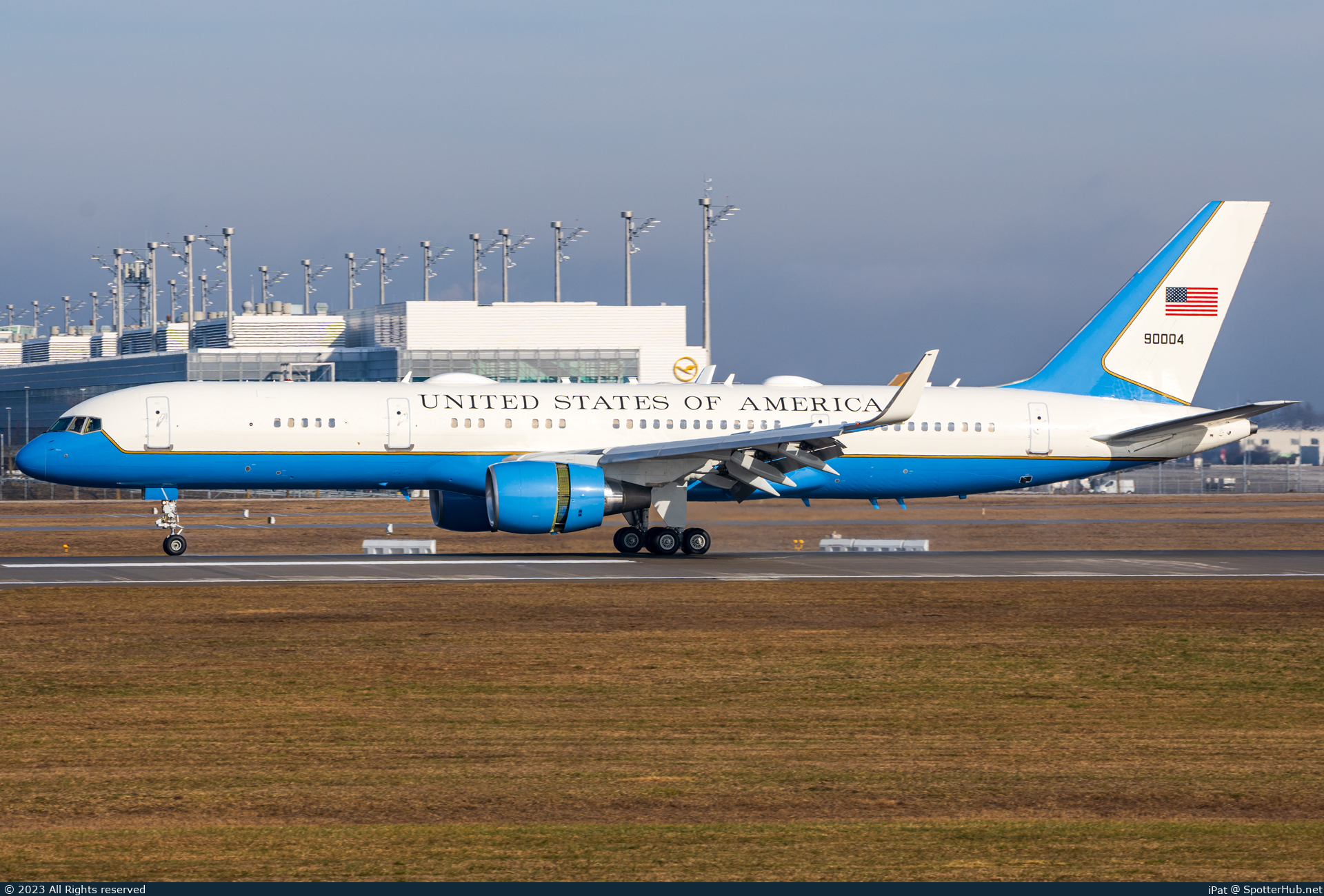 Photo of 99-0004 - Boeing C-32A operated by US Air Force