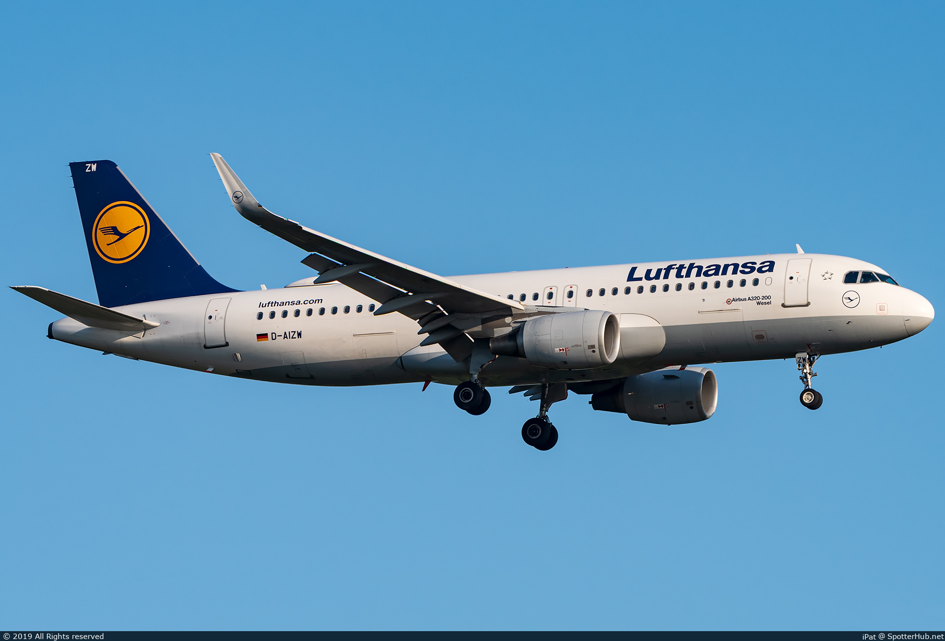 Photo of D-AIZW - Airbus A320-214 operated by Lufthansa