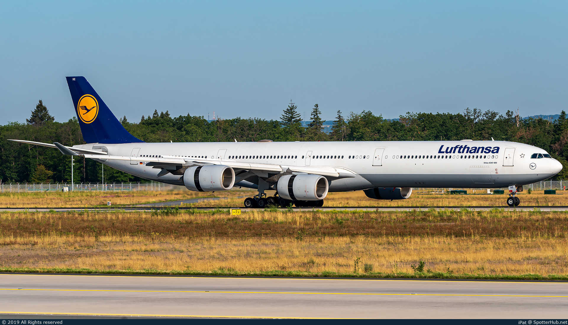 Photo of D-AIHX - Airbus A340-642 operated by Lufthansa