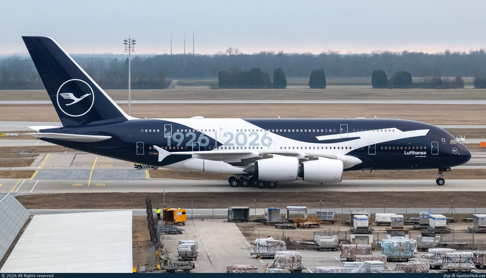 Photo of D-AIMH - Airbus A380-841 operated by Lufthansa