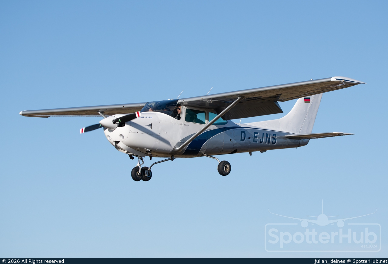 Photo of D-EJNS - Reims-Cessna FR182 Skylane RG operated by Luftsportverein Rietberg