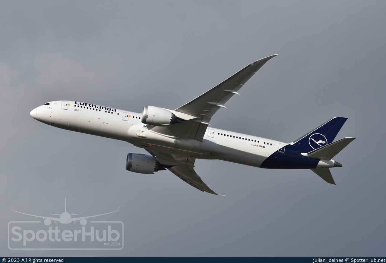 Photo of D-ABPB - Boeing 787-9 Dreamliner operated by Lufthansa