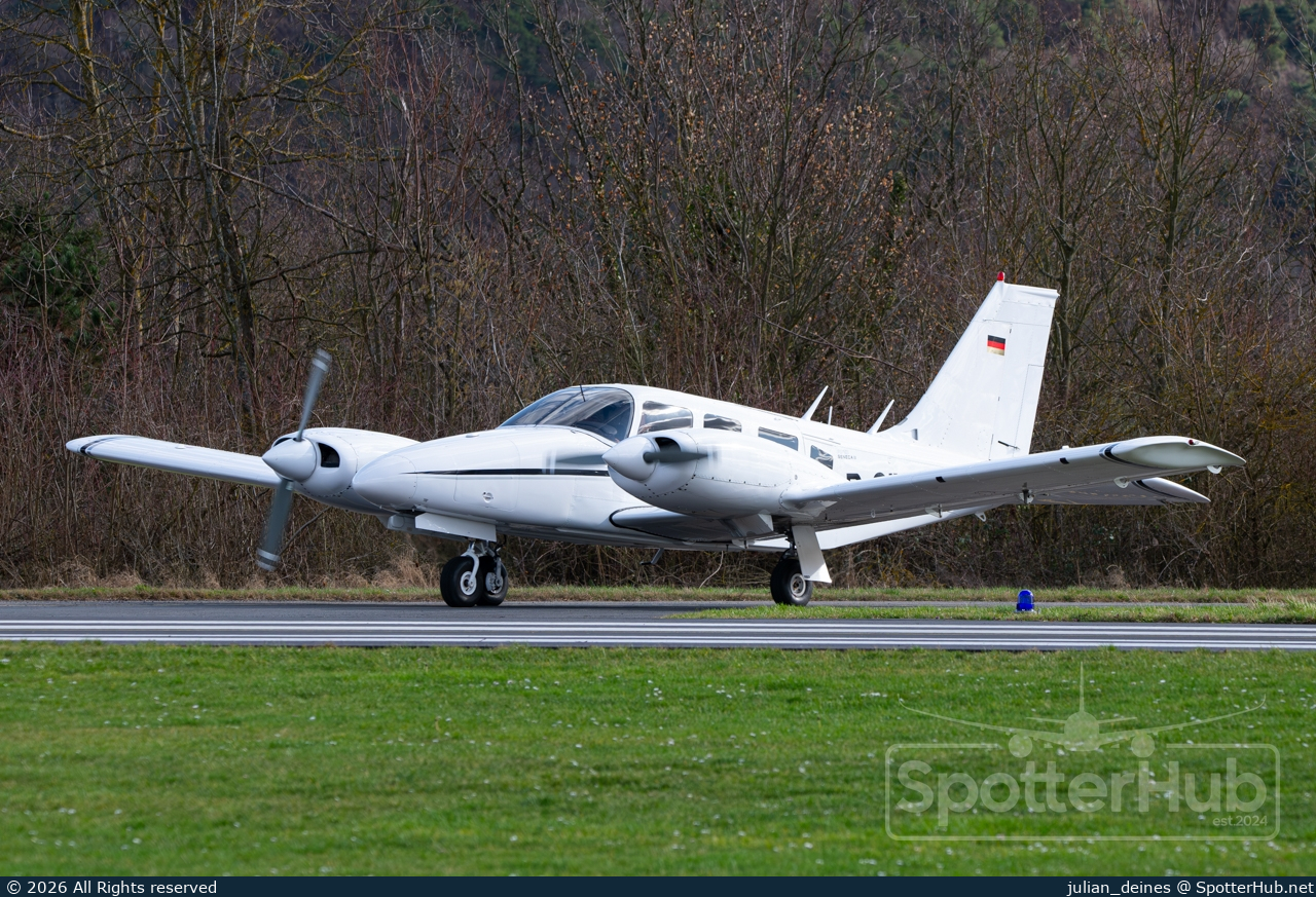 Photo of D-GIWO - Piper PA-34-200T Seneca II operated by Vulcan Airservice