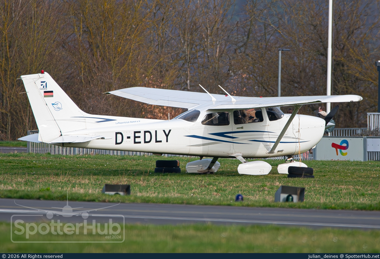 Photo of D-EDLY - Cessna 172S Skyhawk SP operated by Luftsportclub Hamm