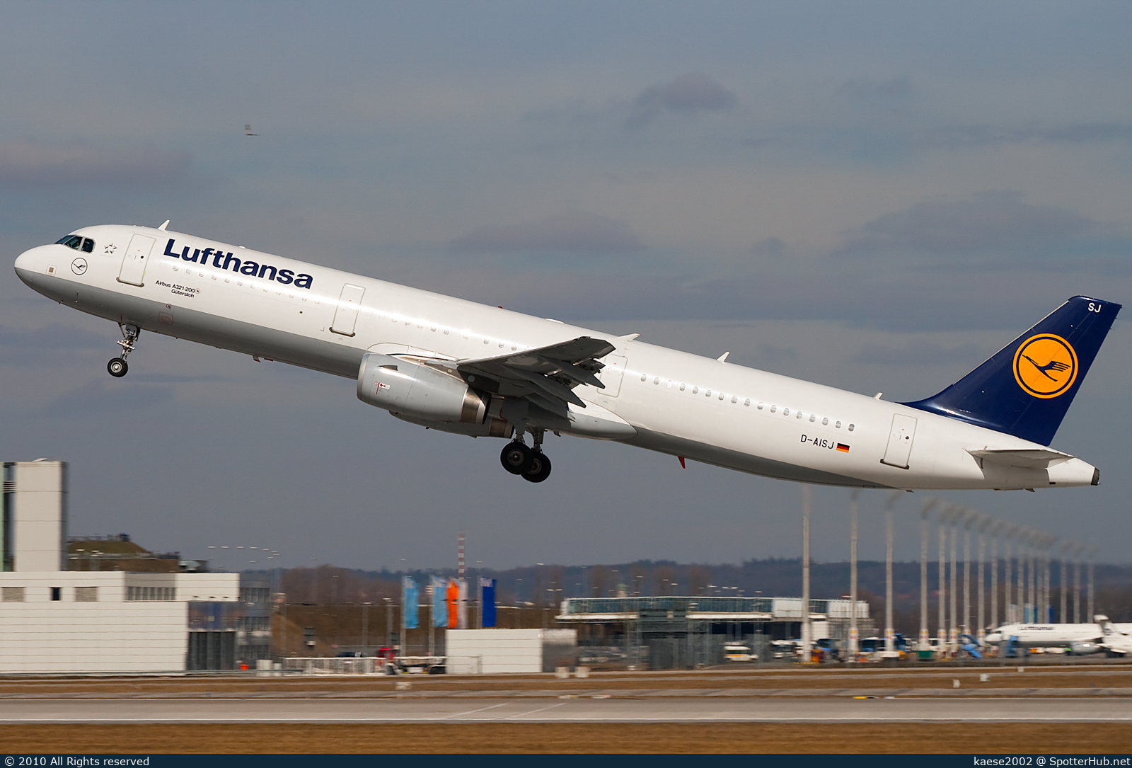 Photo of D-AISJ - Airbus A321-231 operated by Lufthansa