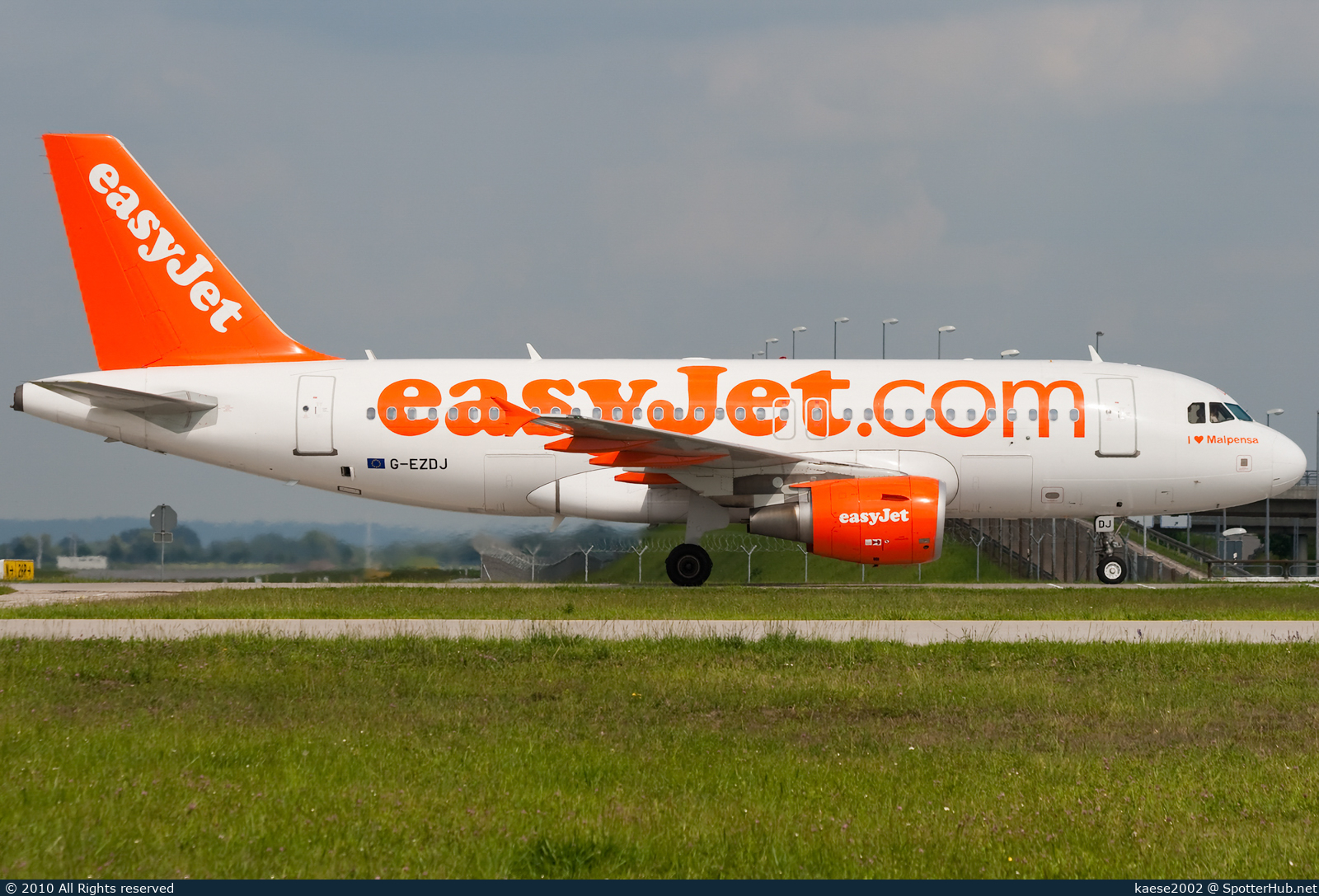 Photo of G-EZDJ - Airbus A319-111 operated by easyJet