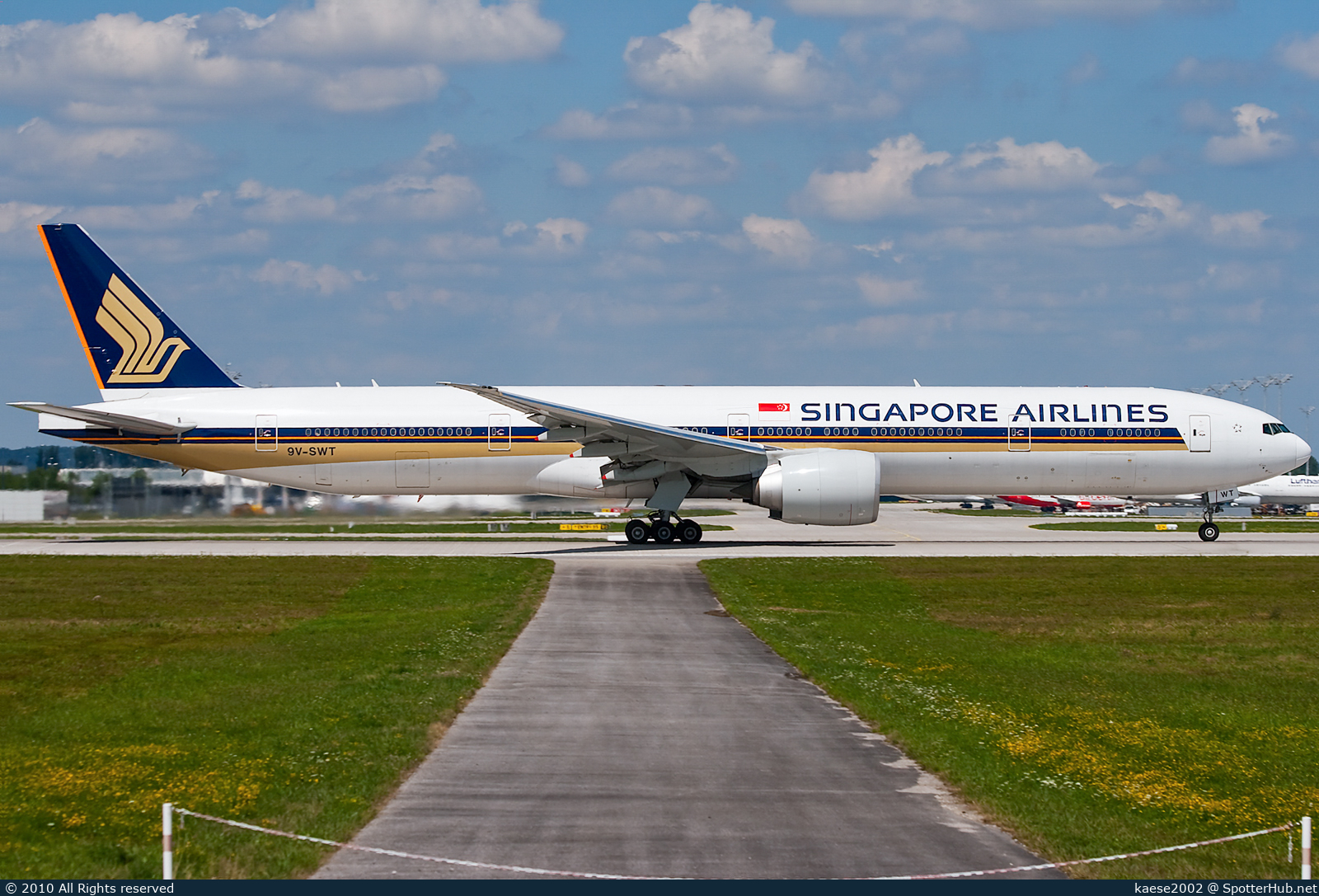 Photo of 9V-SWT - Boeing 777-312(ER) operated by Singapore Airlines