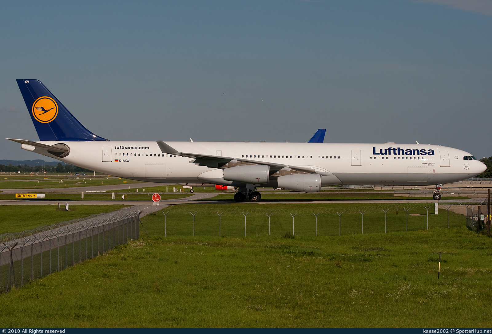 Photo of D-AIGV - Airbus A340-313 operated by Lufthansa