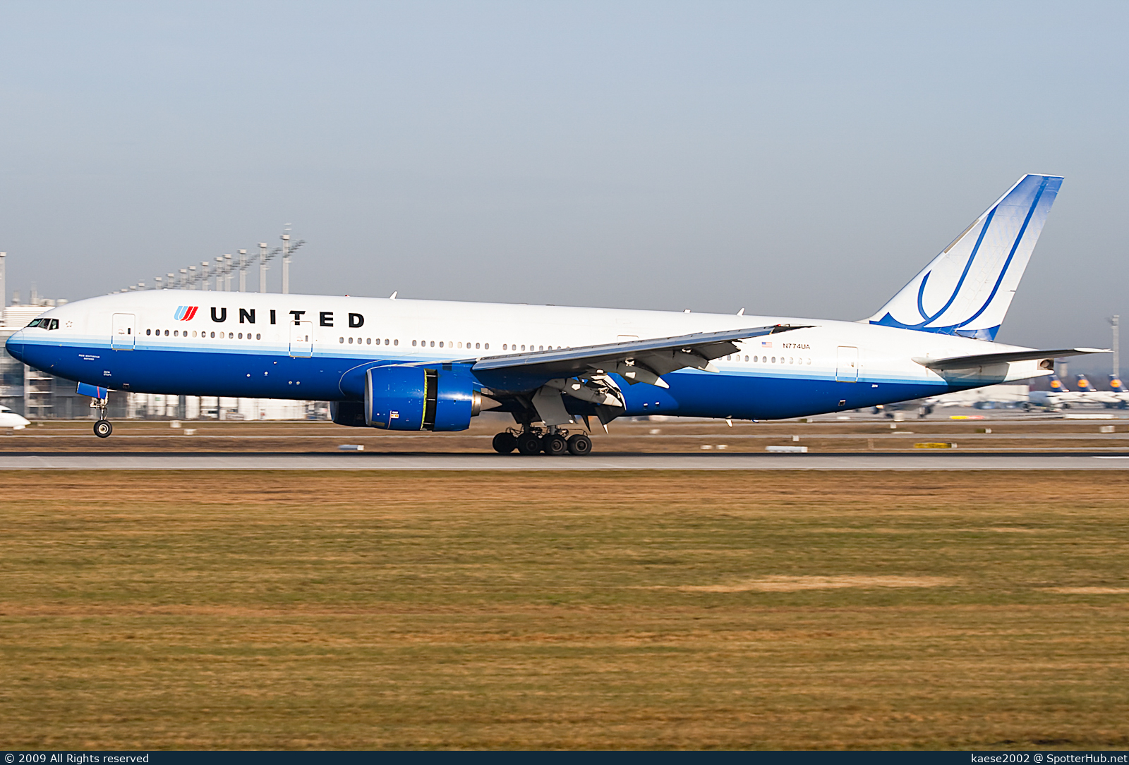 Photo of N774UA - Boeing 777-222 operated by United Airlines
