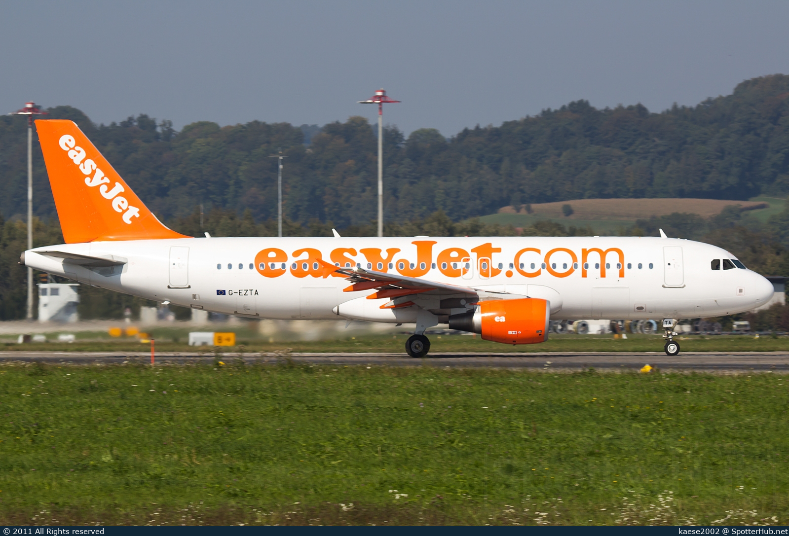 Photo of G-EZTA - Airbus A320-214 operated by easyJet