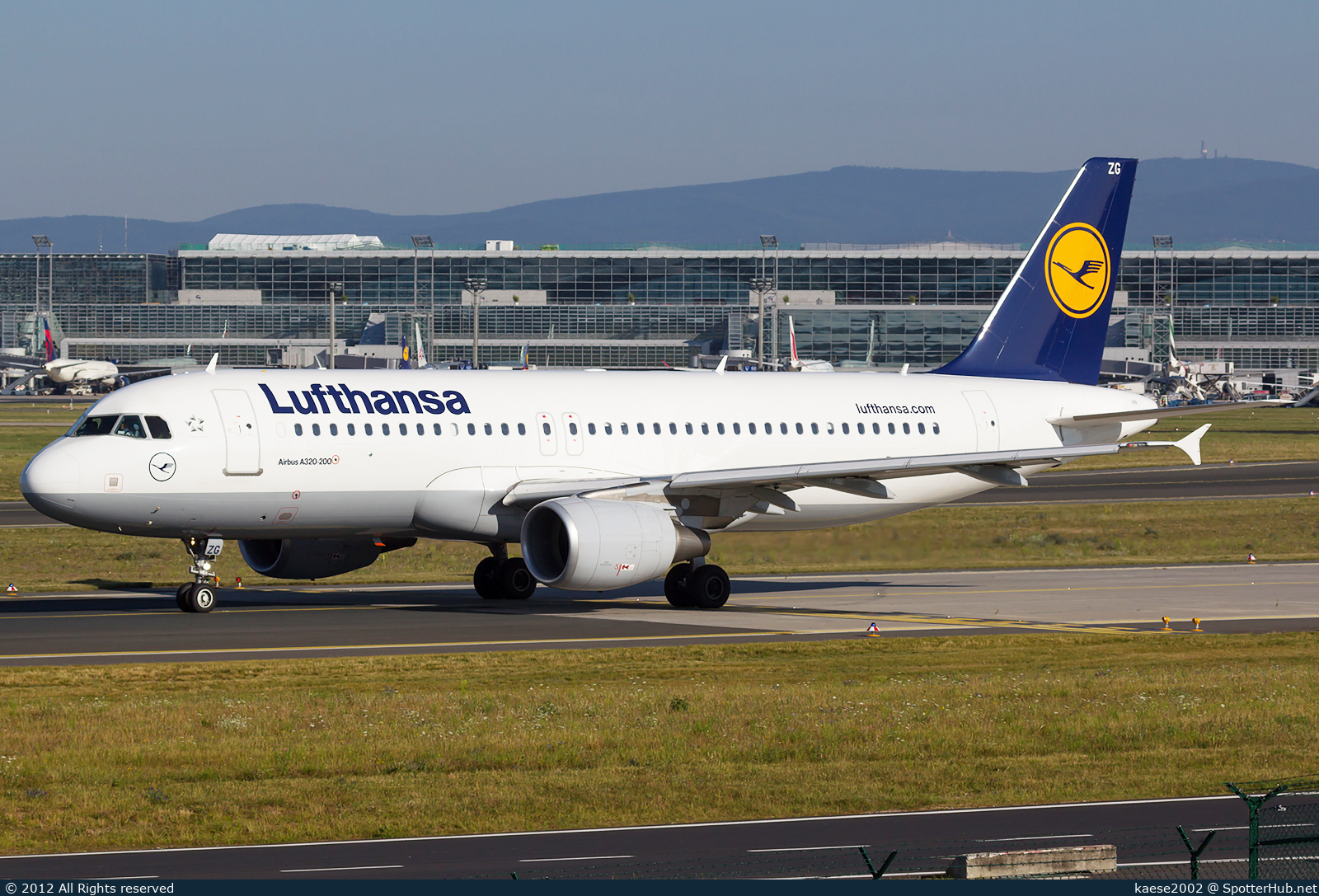 Photo of D-AIZG - Airbus A320-214 operated by Lufthansa