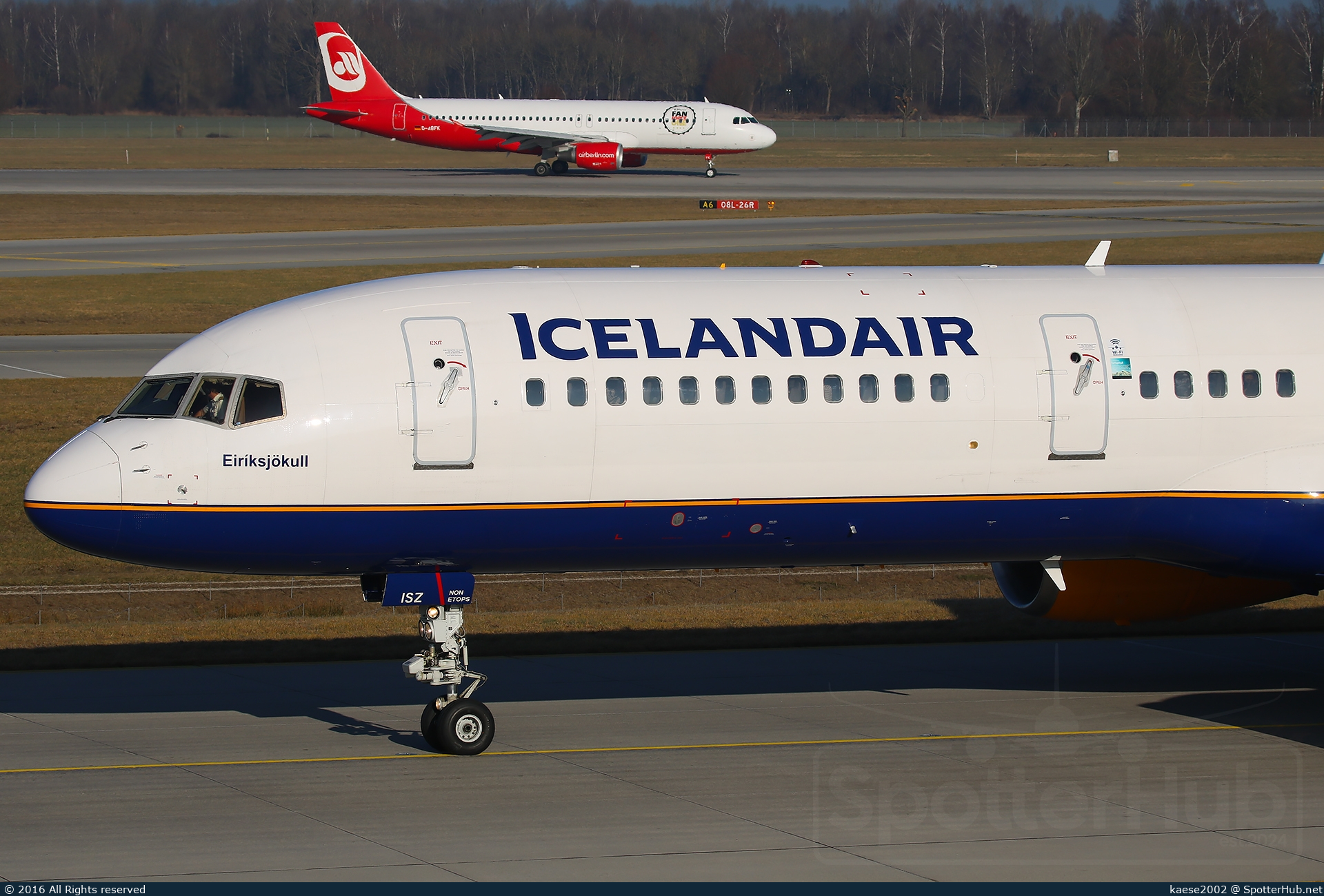 Photo of TF-ISZ - Boeing 757-223 operated by Icelandair