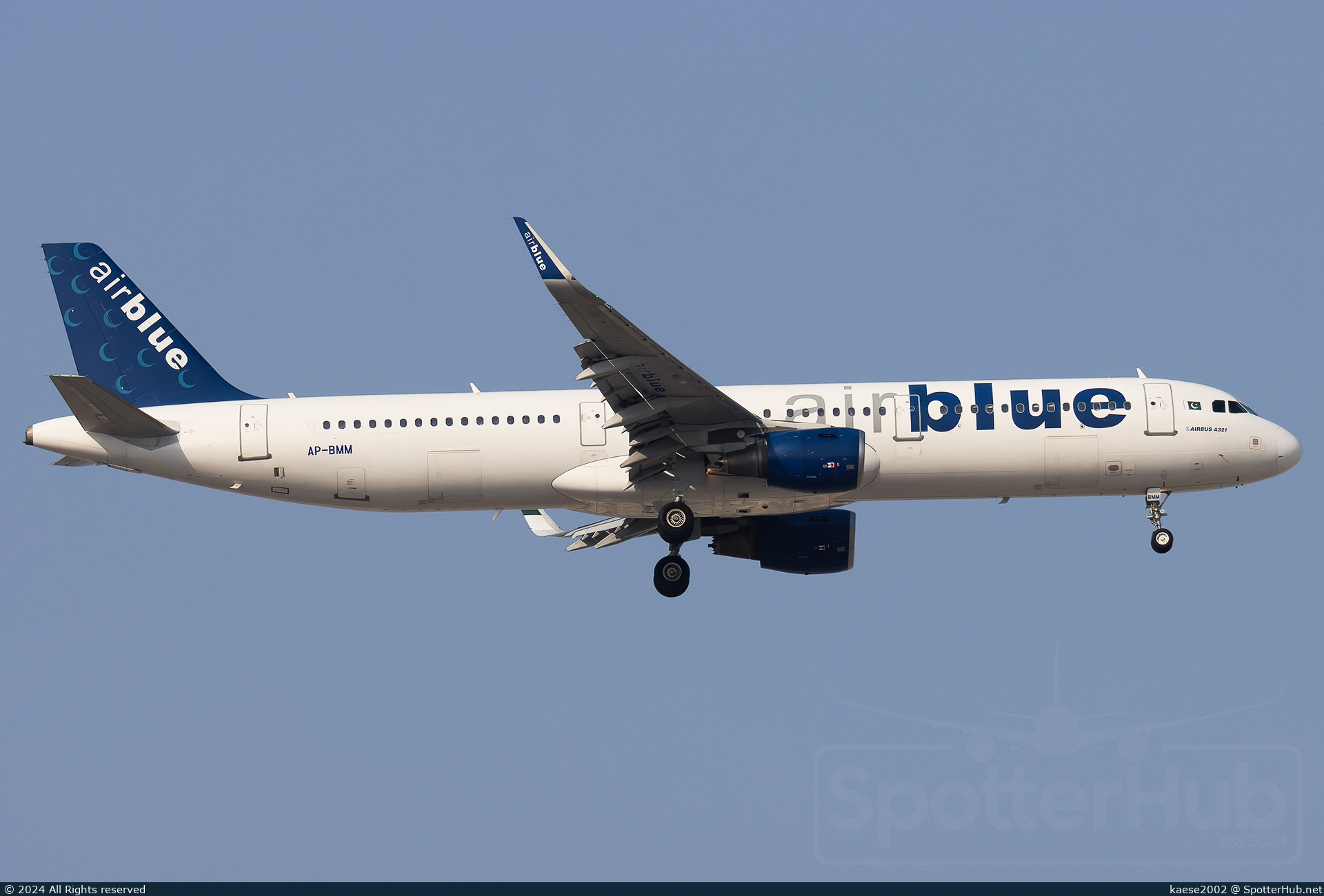 Photo of AP-BMM - Airbus A321-211 operated by Airblue