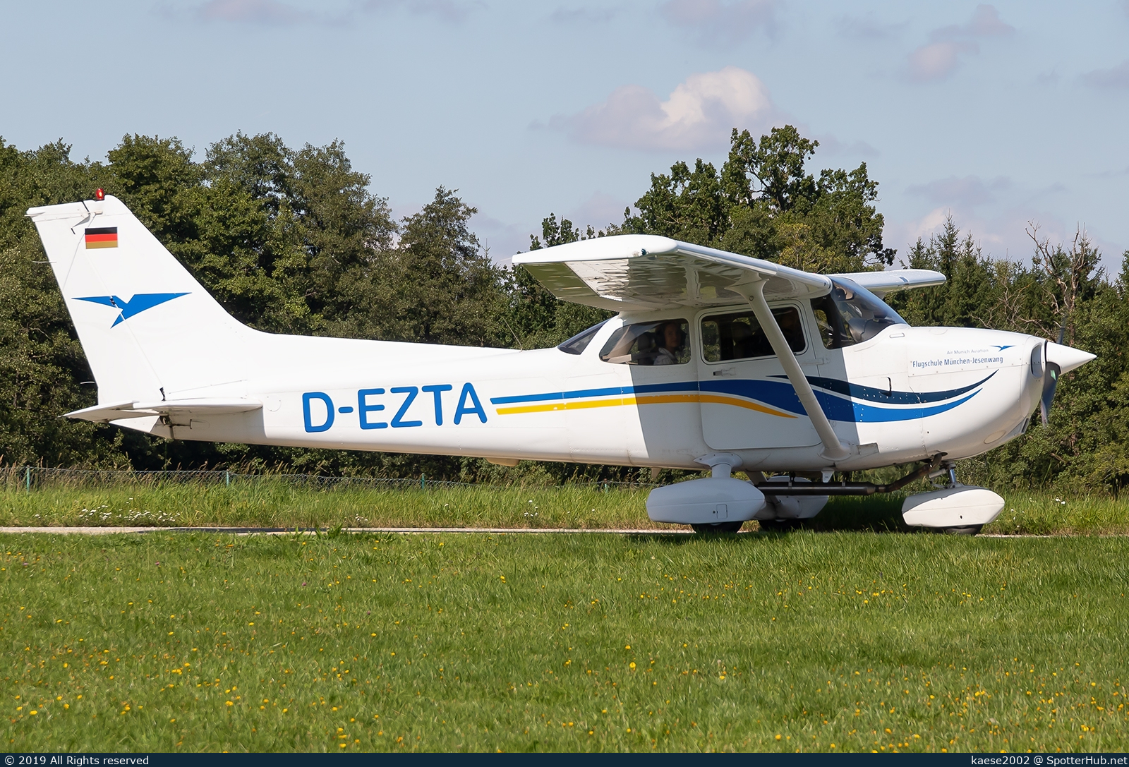 Photo of D-EZTA - Cessna 172S Skyhawk SP operated by Air Munich Aviation