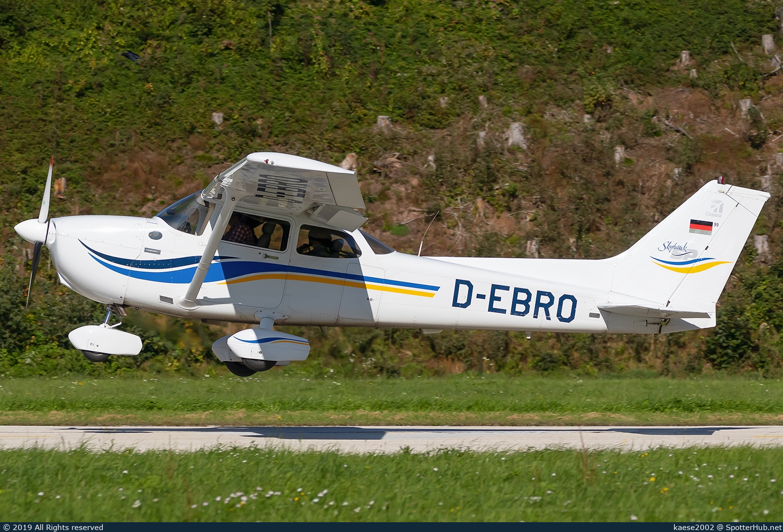 Photo of D-EBRO - Cessna 172S Skyhawk SP operated by Fliegerclub Mühldorf