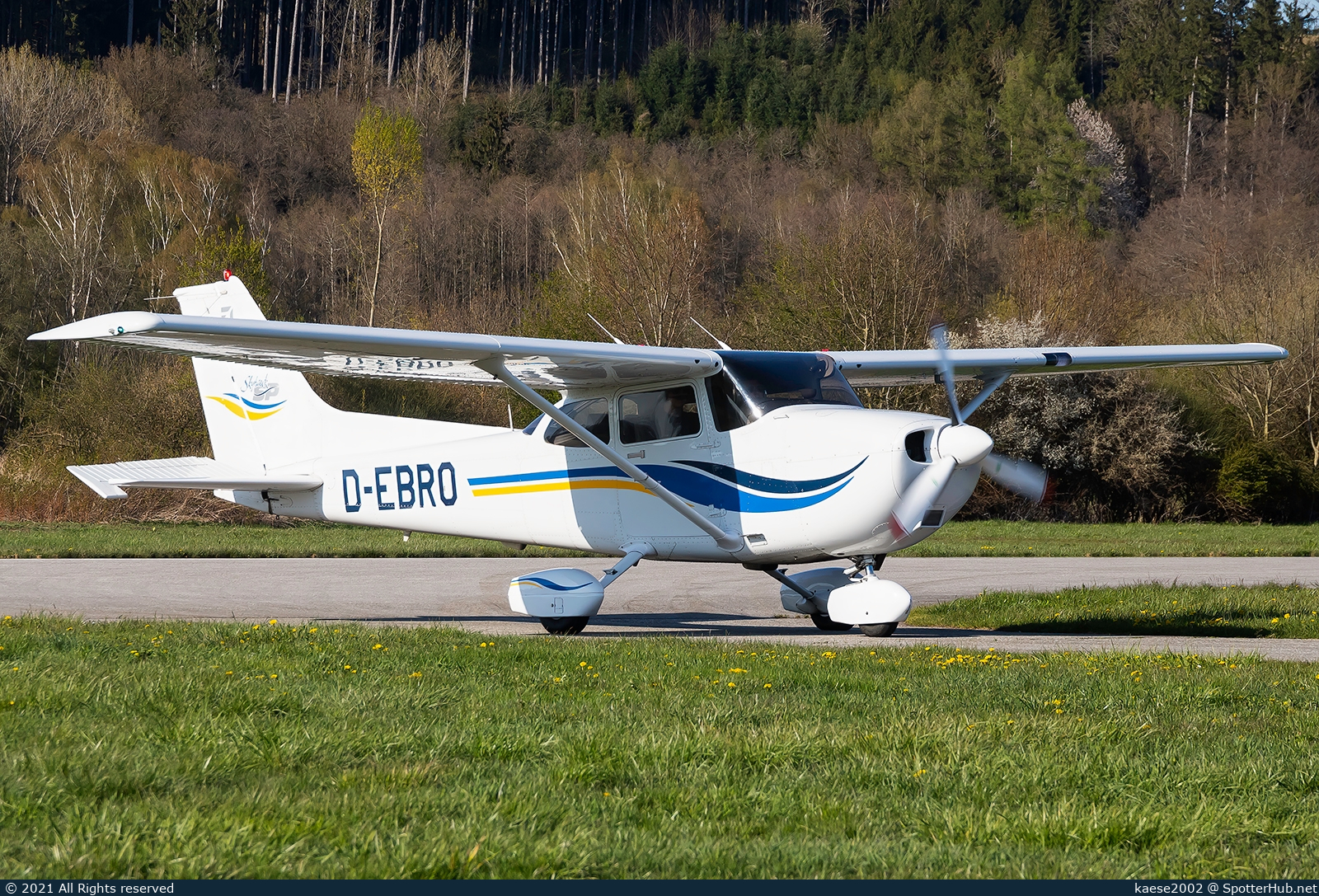 Photo of D-EBRO - Cessna 172S Skyhawk SP operated by Fliegerclub Mühldorf