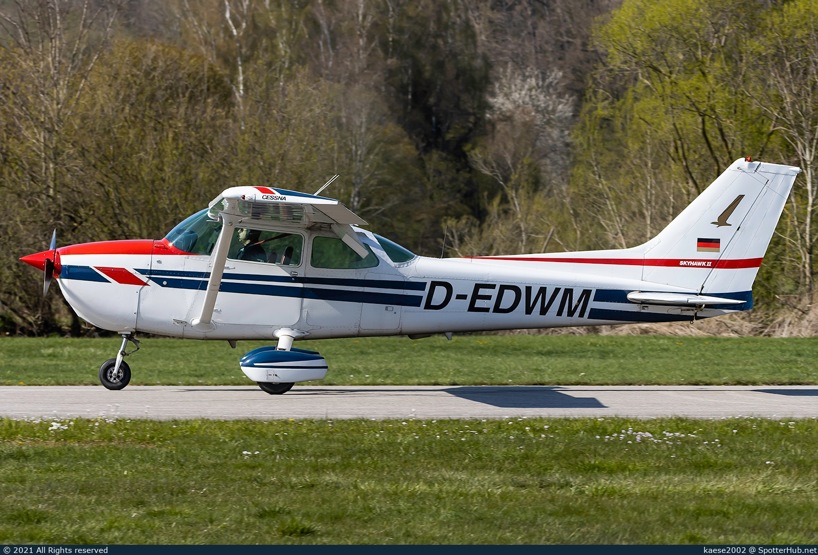Photo of D-EDWM - Cessna 172N Skyhawk II operated by Red Baron Flying Club