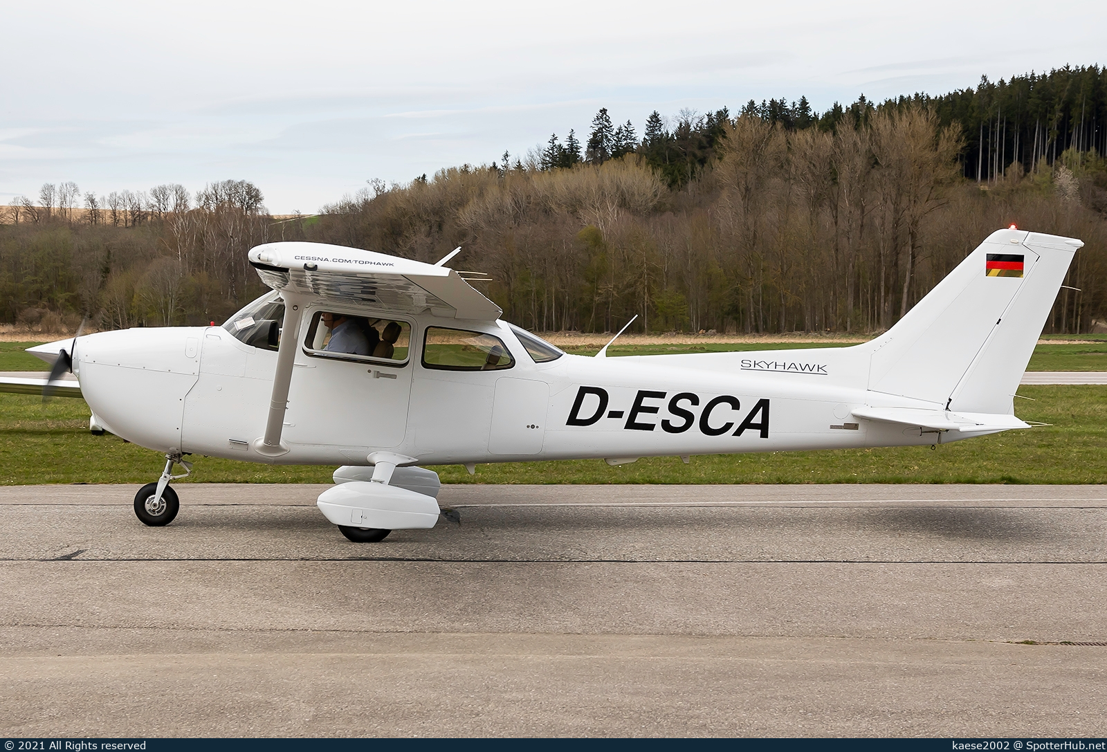 Photo of D-ESCA - Cessna 172S Skyhawk SP operated by Munich Aviation