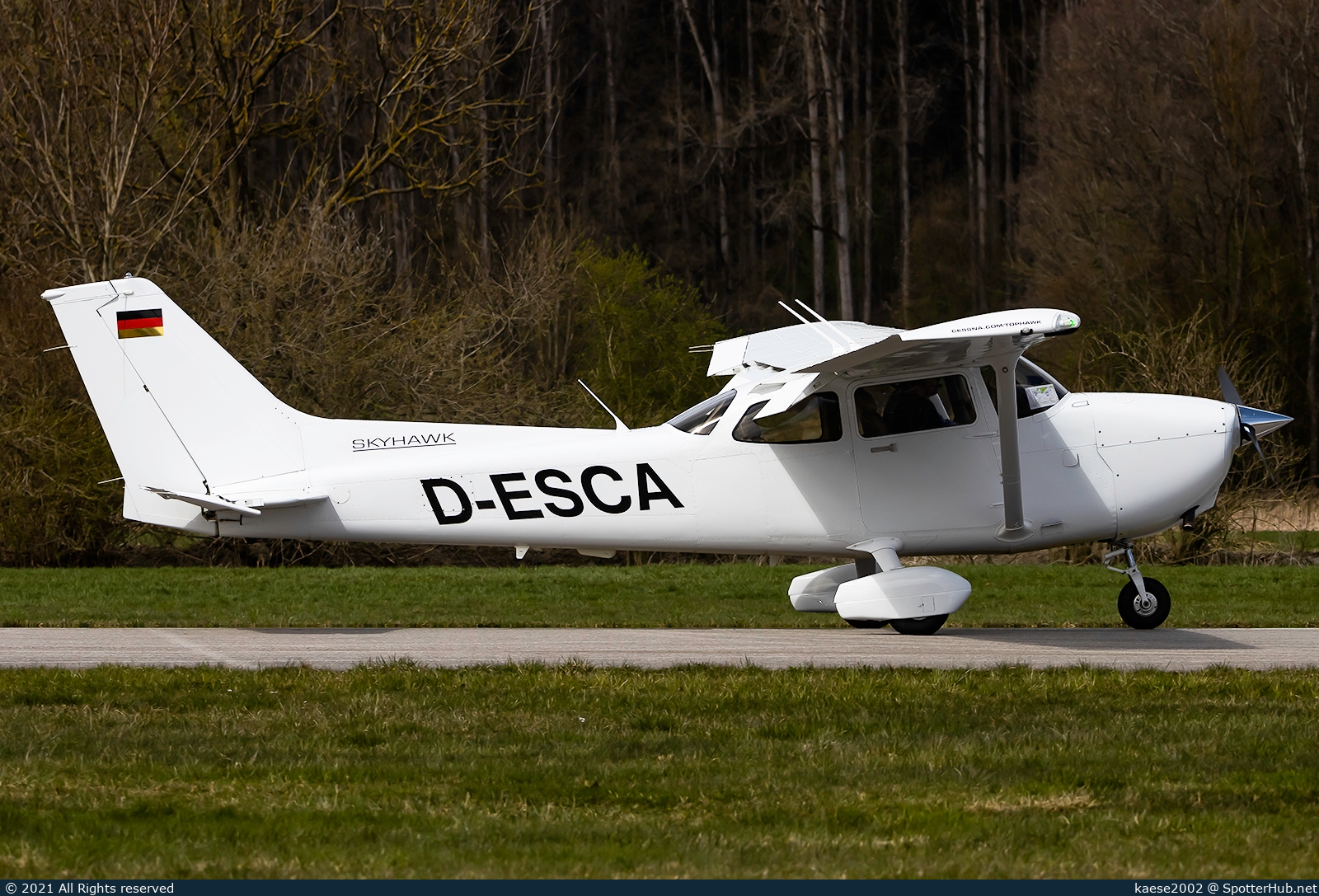 Photo of D-ESCA - Cessna 172S Skyhawk SP operated by Munich Aviation