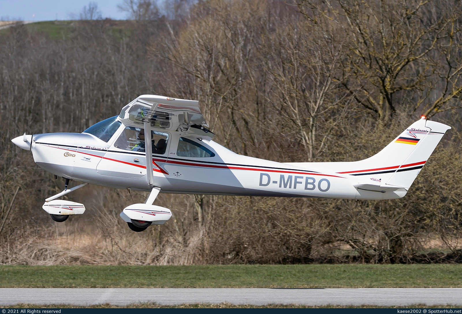 Photo of D-MFBO - AirLony Skylane operated by Private