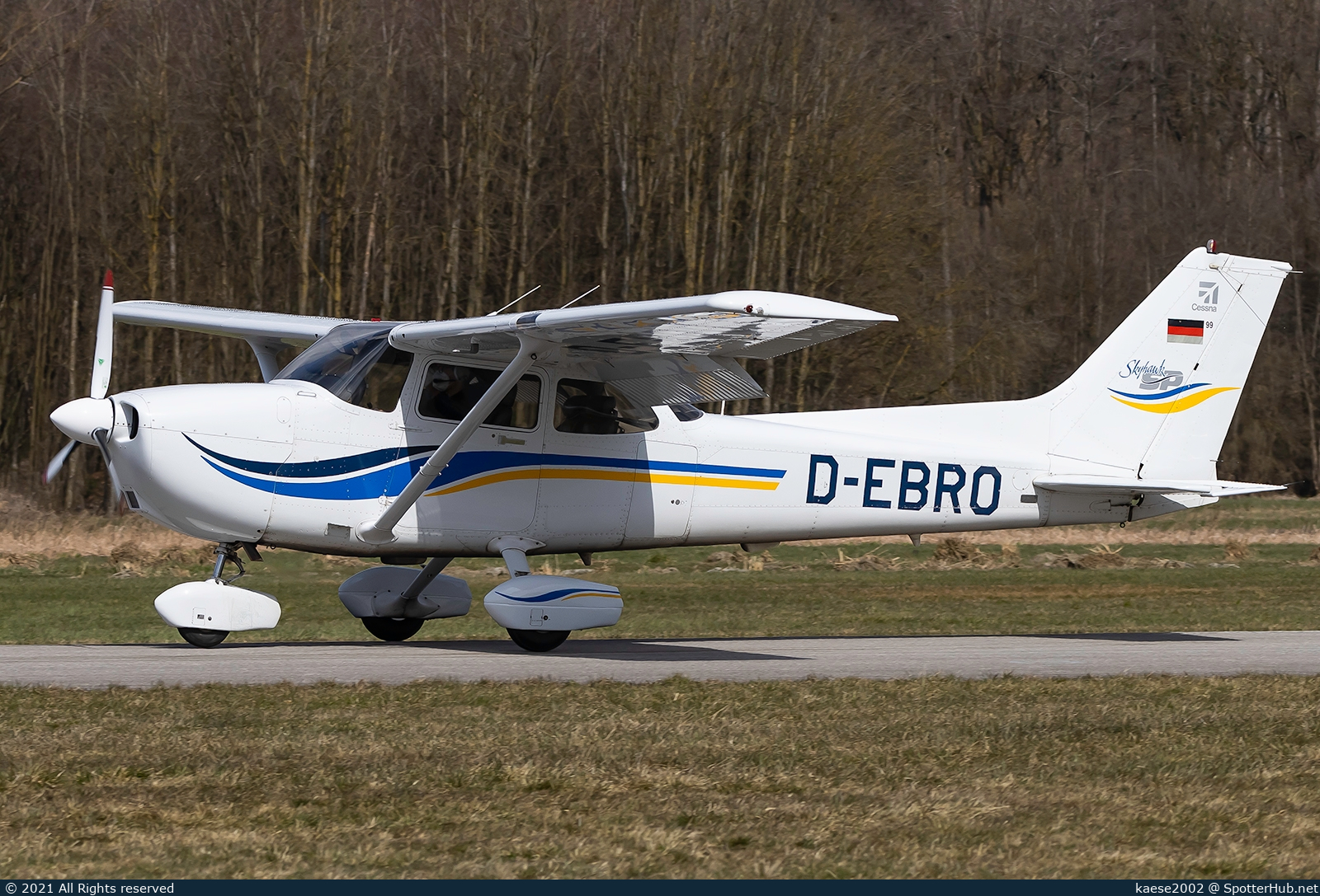 Photo of D-EBRO - Cessna 172S Skyhawk SP operated by Fliegerclub Mühldorf