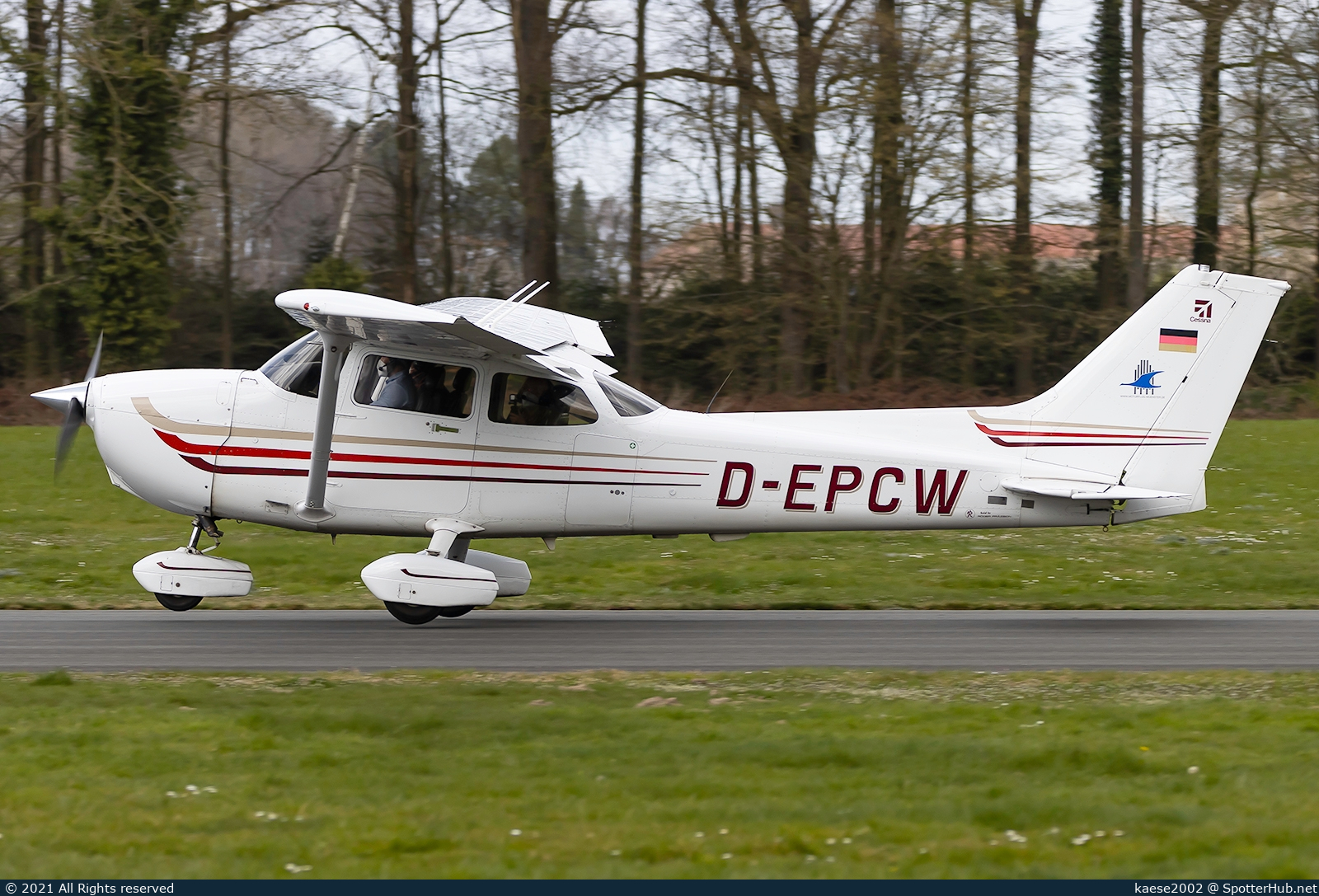 Photo of D-EPCW - Cessna 172S Skyhawk SP operated by Motorflug Münster
