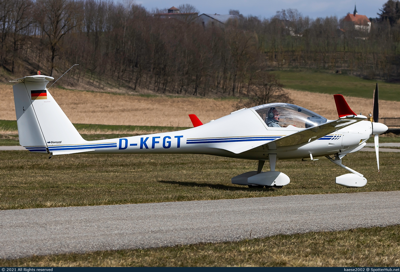 Photo of D-KFGT - Diamond HK36TTC Super Dimona operated by Fliegergruppe Traunstein