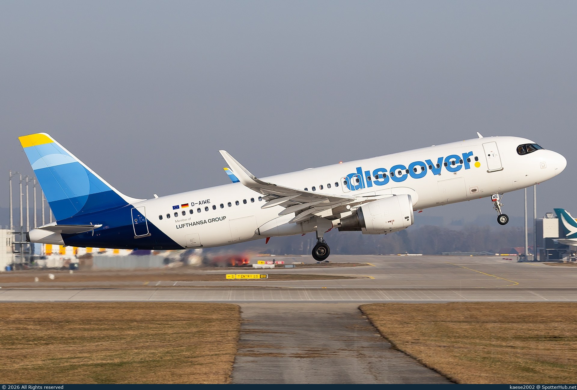 Photo of D-AIWE - Airbus A320-214 operated by Discover Airlines